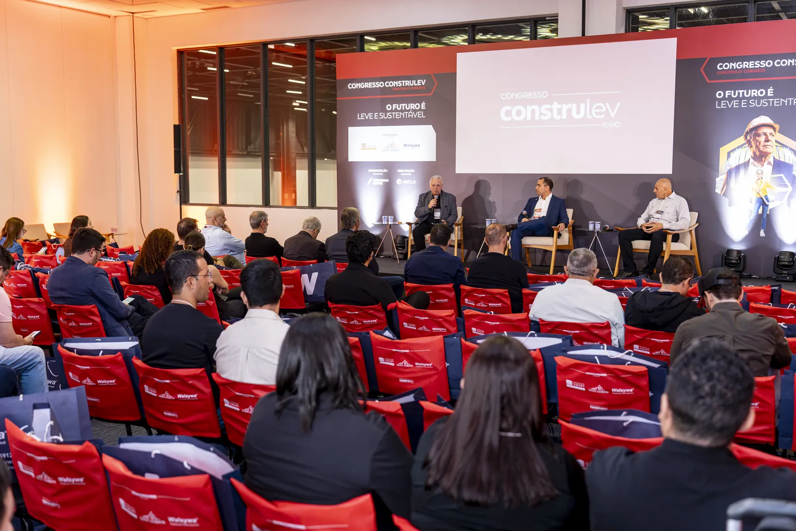Painel de debate no Congresso Construlev 2026 diante de plateia