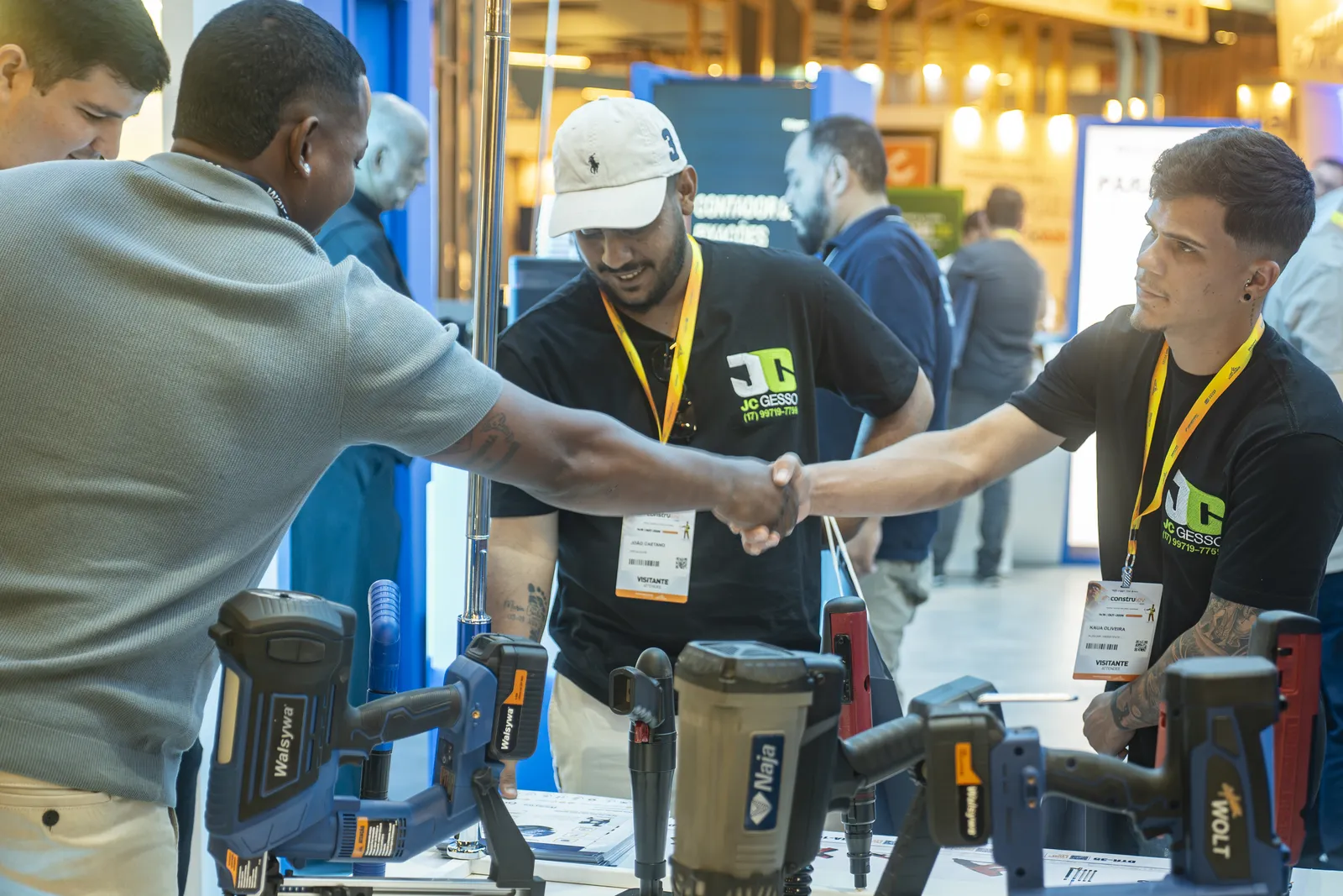 Aperto de mão entre expositor e visitante em um estande da Construlev Expo 2026